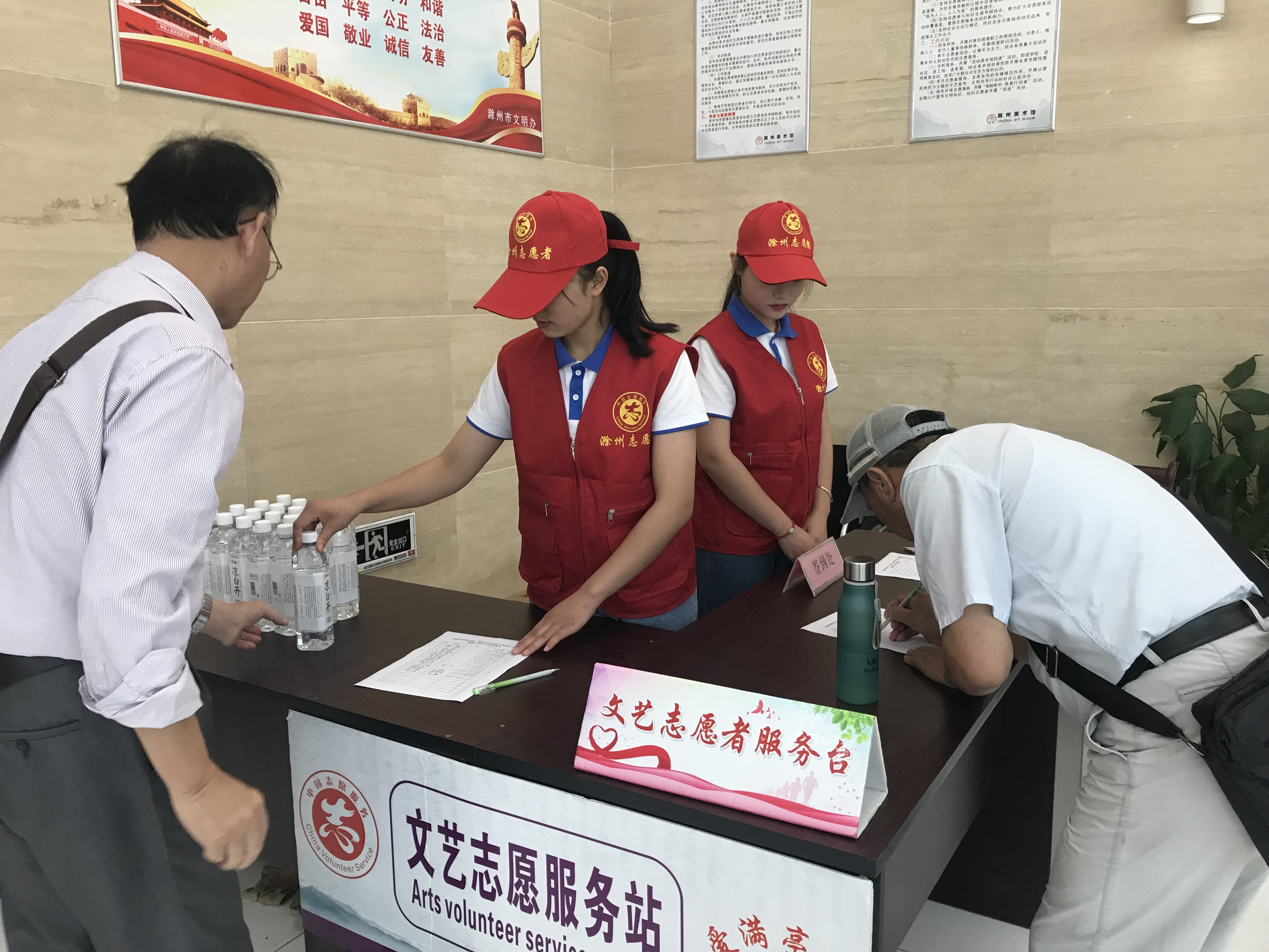 社会文化艺术系志愿者积极服务滁州市庆祝新中国成立70周年摄影书画作品展